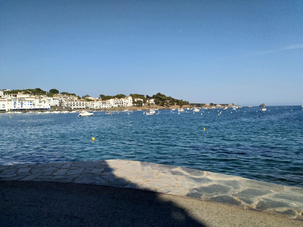 L'arrivée à Cadaques coté droit du port et de la crique