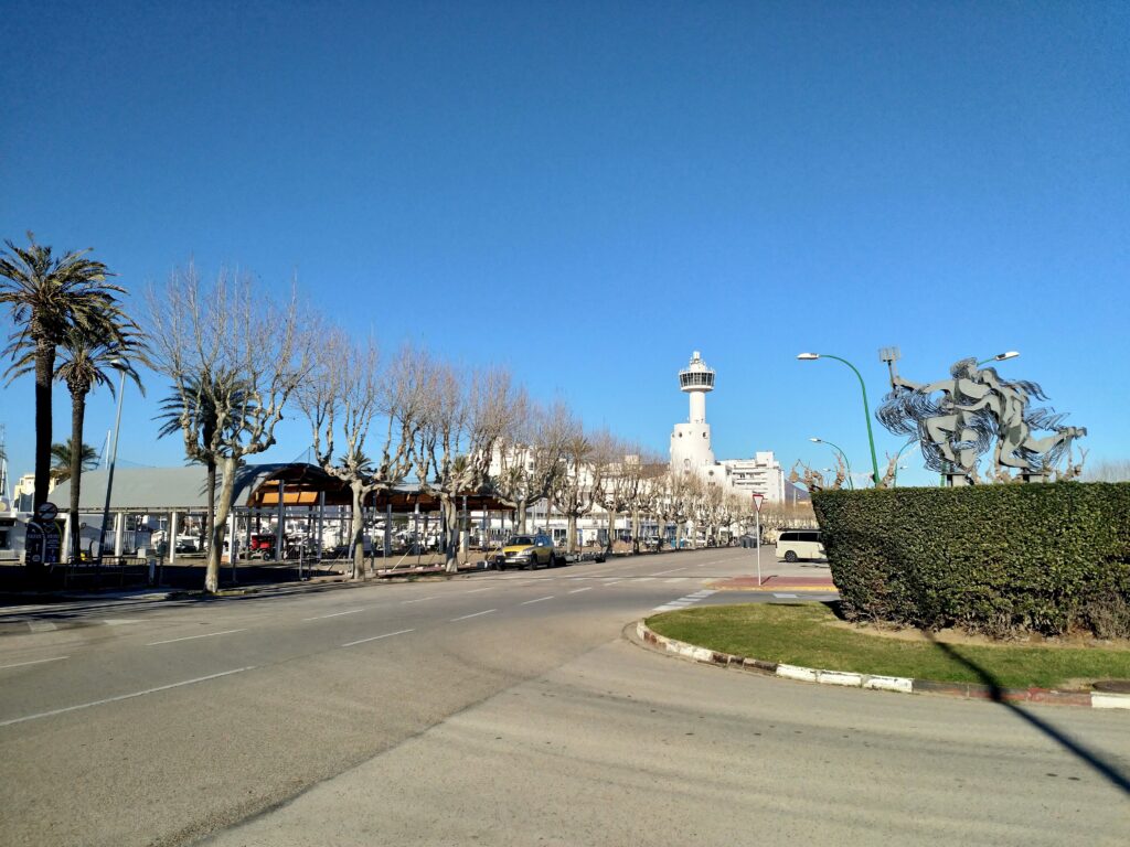 Capitainerie vue de l'avenue Poblat tipic à Empuriabrava début du printemps au port.