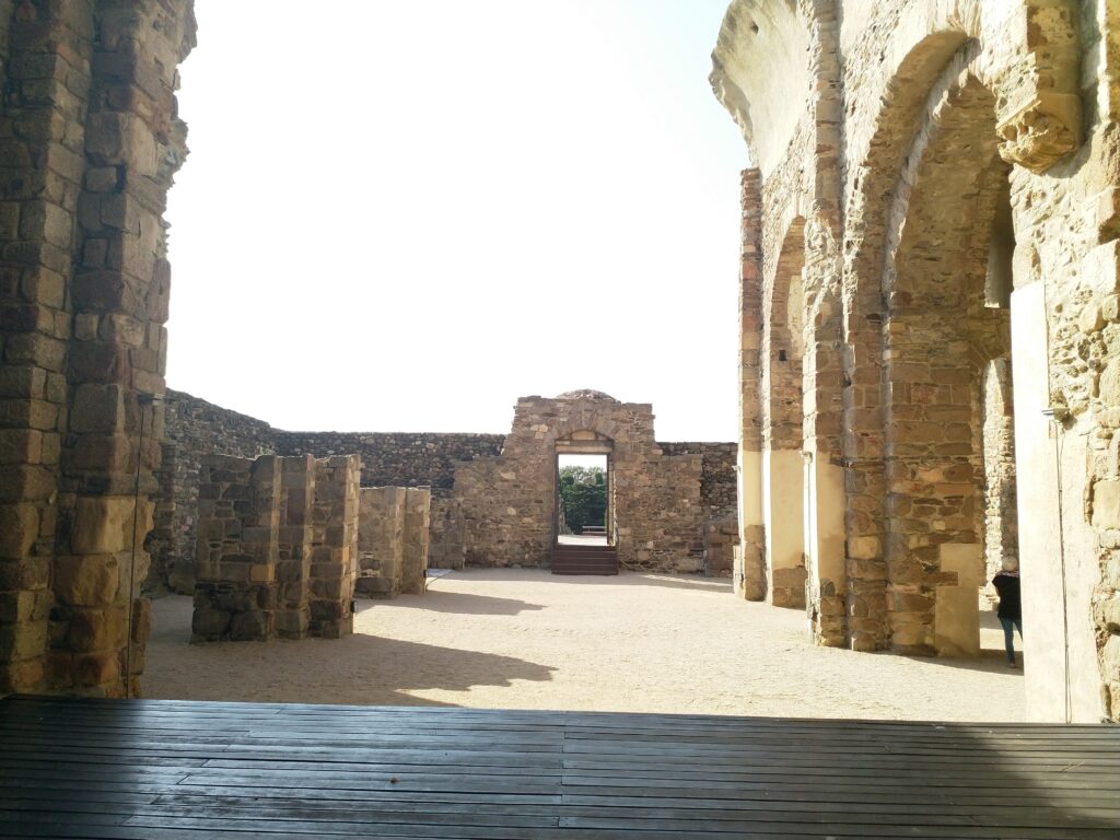 La Ciutadela de Rosas montre au travers de ses vestiges la vie commerciale de ce port ouvert aux voies maritimes.