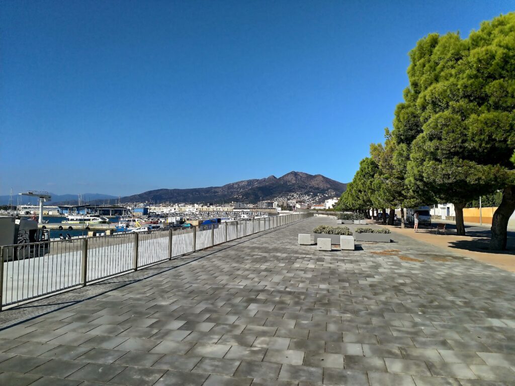 Le port de Rosas est d'abord un port de pêche ensuite un port de tourisme. Ce sont deux bassins distincts qui héberge chacune des activités.