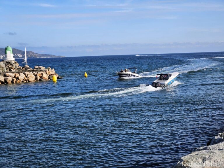 La bocana à Empuriabrava où passe de bateau à moteur. L'un part en mer alors que l'autre rentre au port part une splendide journée d'automne
