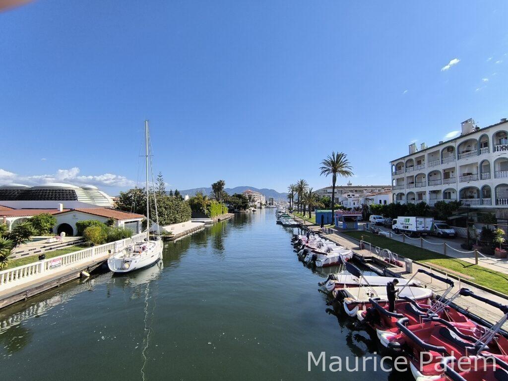 Nous voici sur le pont principal d'empuriabrava, juste au dessus du grand canal qui fait le tour de la marina.