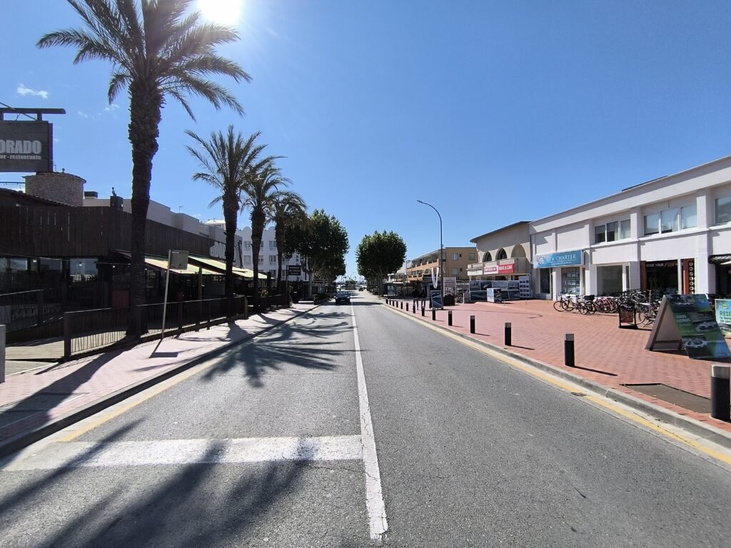 Vous découvrez l'arrivée en centre ville d'Empuriabrava juste après le passage du pont principal de la marina