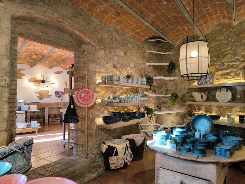 Chez ce glacier à l'entrèe de Pals, déjà des céramiques sont en ventes.