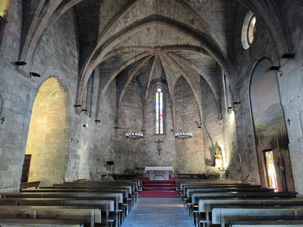 Nous sommes ici dans la nef de l'église Saint Pierre de Pals.