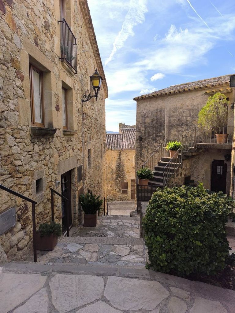 cette rue qui descend en suivant la Torre de les Hores rattrape la rue principale qui conduit à la Plaza Mayor