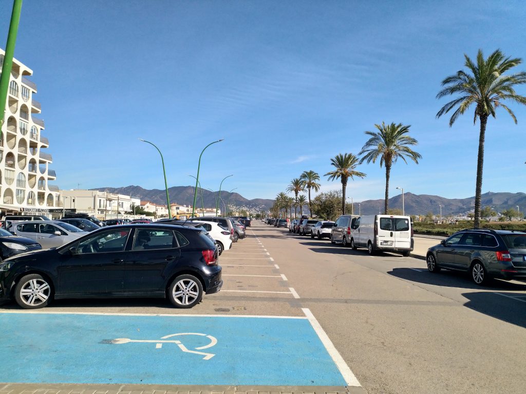 Cette première image illustre les appartements en locations à Empuriabrava face à la mer