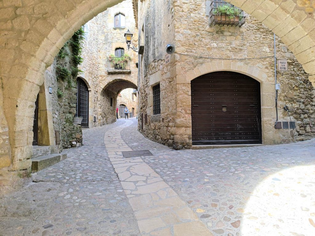 Nous avons passé le porche de la place Mayor à Pale pour accéder à la ville haute, à l'église et à la Torre Hores