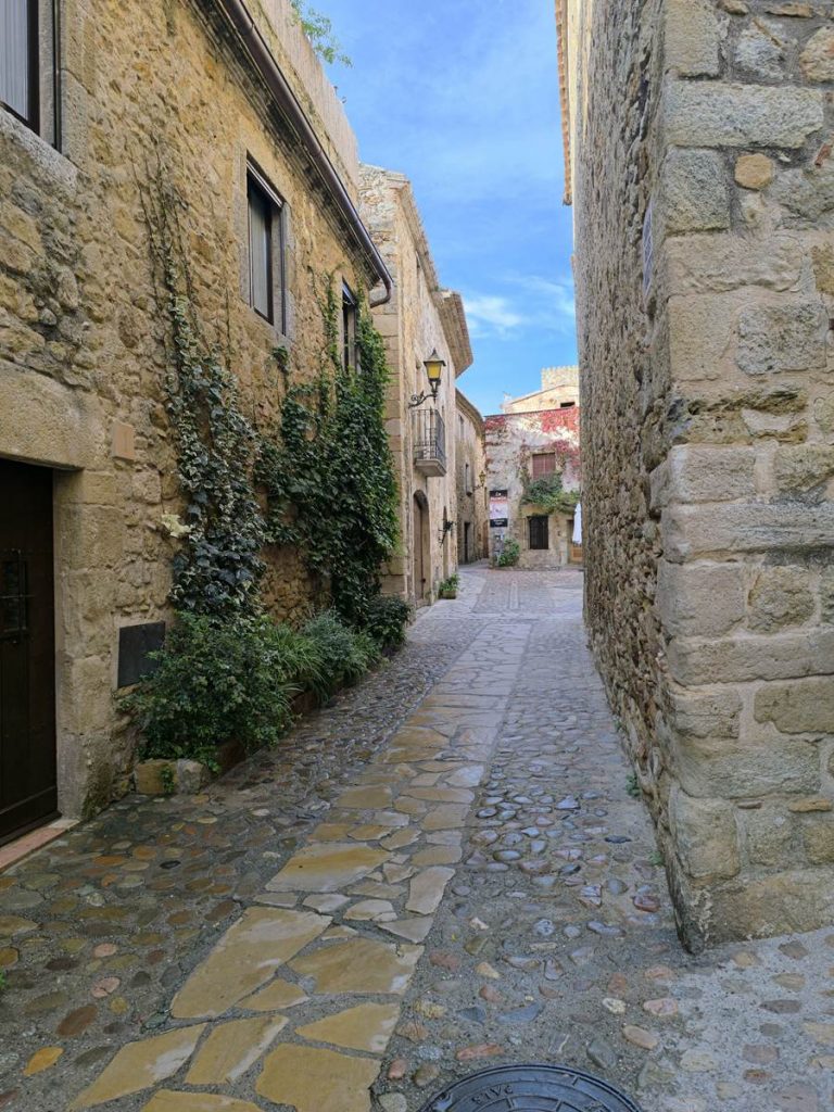 Nous découvrons sur cette photo une des rues transversales de Pals en basse Emporda.