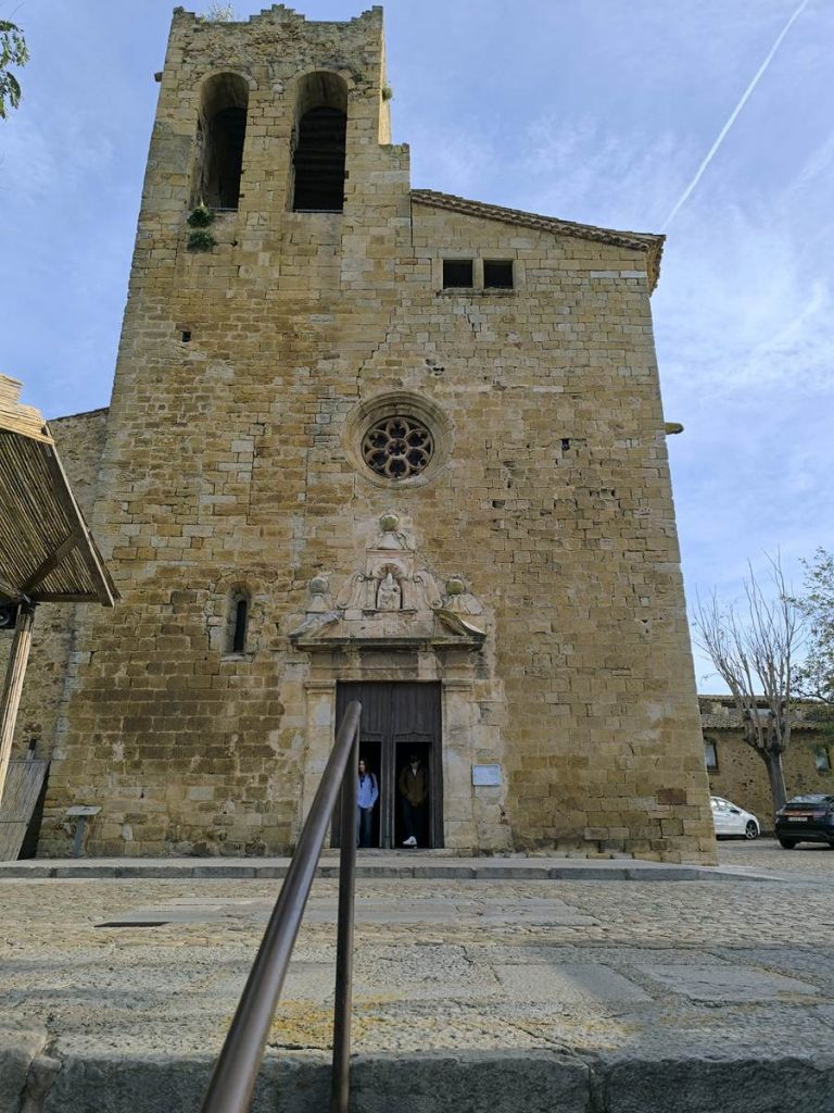 Cette photo illustre le parvis de l'église du village médiéval de Pals