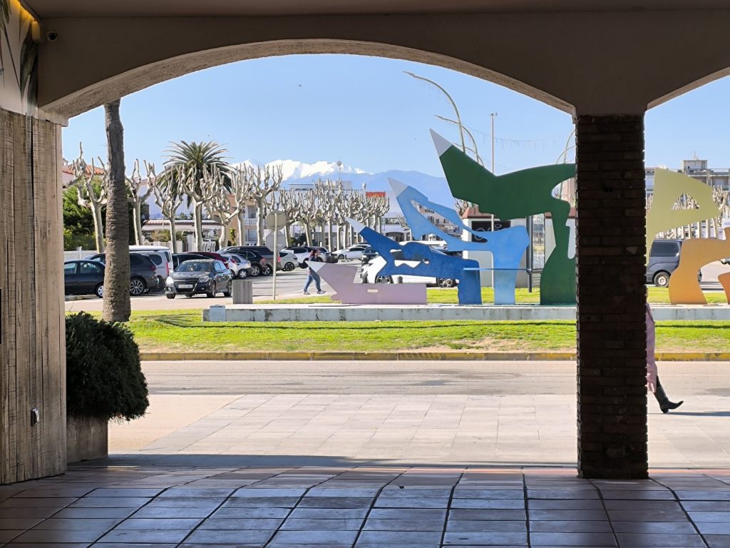 vue sur le Canigou enneigé et poteau qui marche à doite
