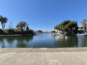 Ici nous sommes au départ du grand canal qui dessert les canaux de la marina et donc les habitations résidentielles. Il fait tout le tour de la marina à la façon d'un boulevard périphérique.