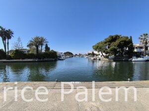 Ici nous sommes au départ du grand canal qui dessert les canaux de la marina et donc les habitations résidentielles. Il fait tout le tour de la marina à la façon d'un boulevard périphérique.