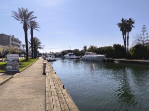 Nous sommes ici sur le retour du grand canal à la croisée avec le départ de la marina en plein centre ville.