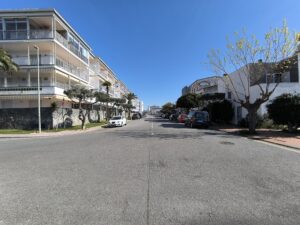 l'avenue Castello d'Empuries à Empuriabrava est perpendiculaire au grand canal de la marina. Venant du port où se situe les grues de mise à l'eau alle permet de rejoindre le centre ville et l'Avenue Poblat Tipic.