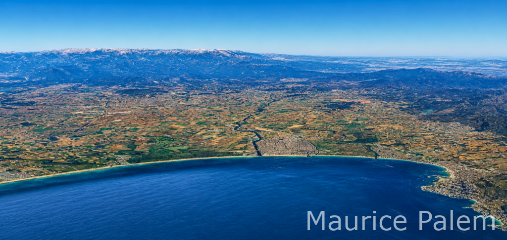 Vue aèrienne d ela baie de Rosas Avec le Canigou en toile de fond