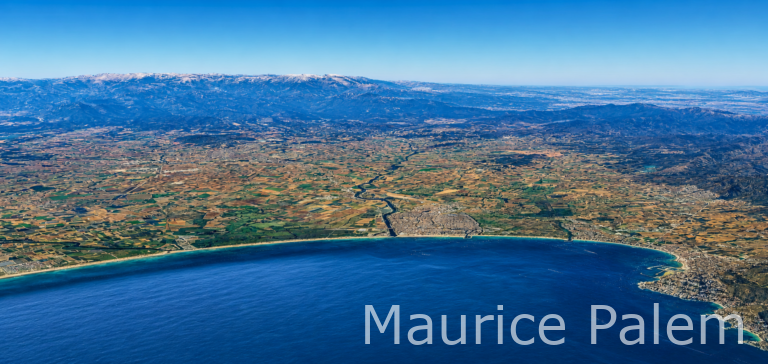 Vue aèrienne d ela baie de Rosas Avec le Canigou en toile de fond
