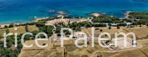 Photo satellite d'Empuries nous voyons parfaitement la ville grec, la ville haute et la mer en fond