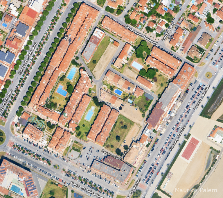 Vue satellite de la résidence Gran Reserva à Empuriabrava avec ses blocs, ses cinq piscines et ses jardins.