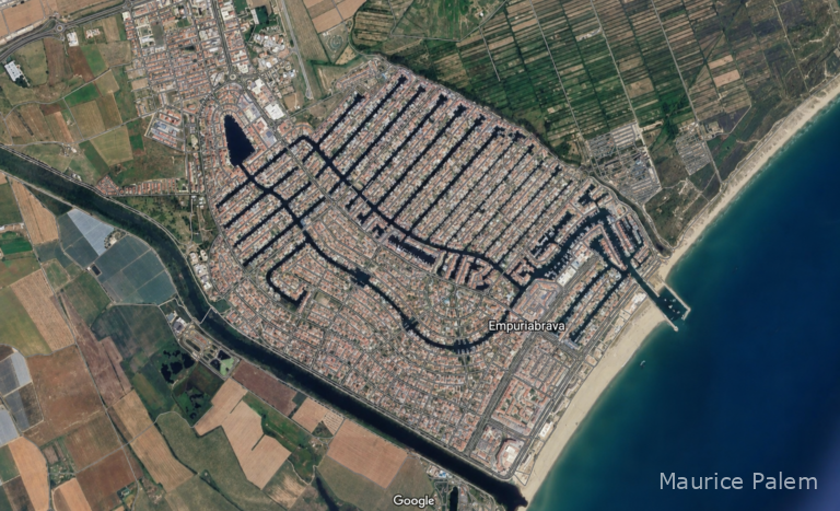 Vue satellite d’Empuriabrava montrant la marina, les canaux, la plage et la Rubina.