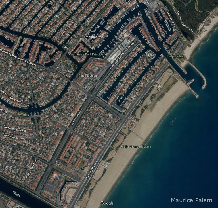 Vue satellite du front de mer d’Empuriabrava avec la plage, le Passeig Marítim, la Carrer Sant Mori et les quartiers Muga, Gran Reserva, Badia et Salins.