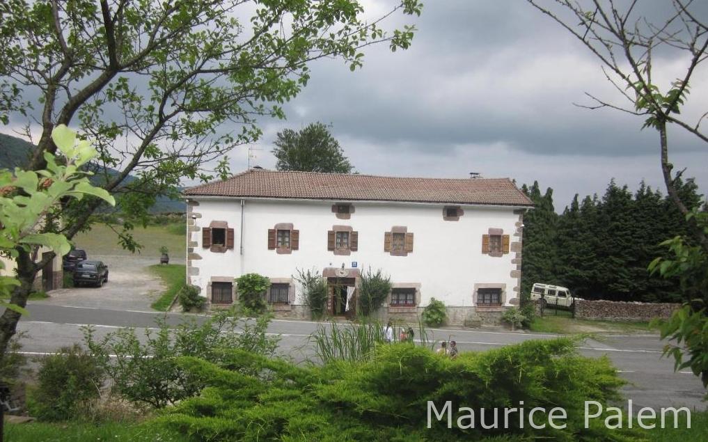 nous voyons l'Hostal Venta San Blas au borde de la petite route de Pamplune