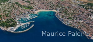 Nous voyons l'ance de l'Escala depuis un satellite. Cette photo donne la pleine mesure de la ville de l'Esala