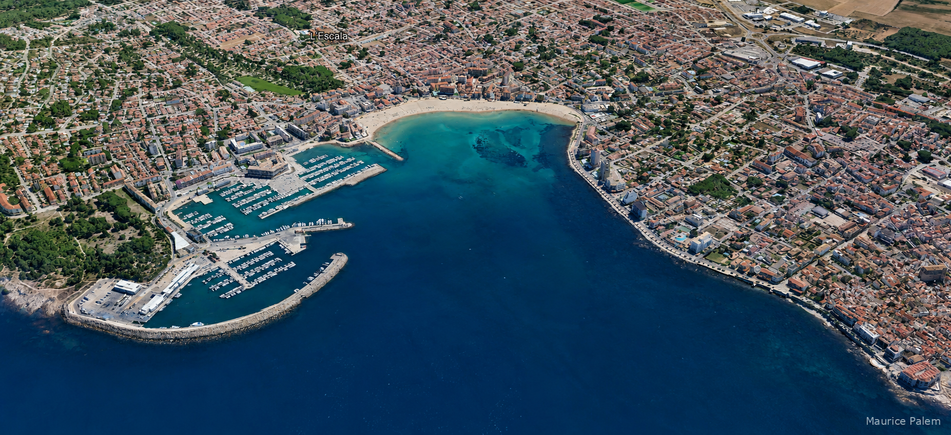 Nous voyons l'ance de l'Escala depuis un satellite. Cette photo donne la pleine mesure de la ville de l'Esala