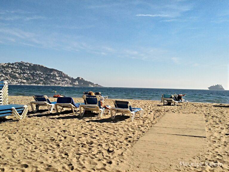 Nous apercevons ici depuis Santa Margarita, la baie, Rosas et un Paquebot de croisière en escale dans la baie.