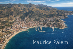 Nous voyons ici la ville de Rosas dans son entier avec son port de pêche et de plaisance