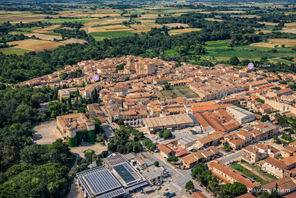 Cette photo aérienne nous montre cette cité médiévale complète entre château, musée Cavas