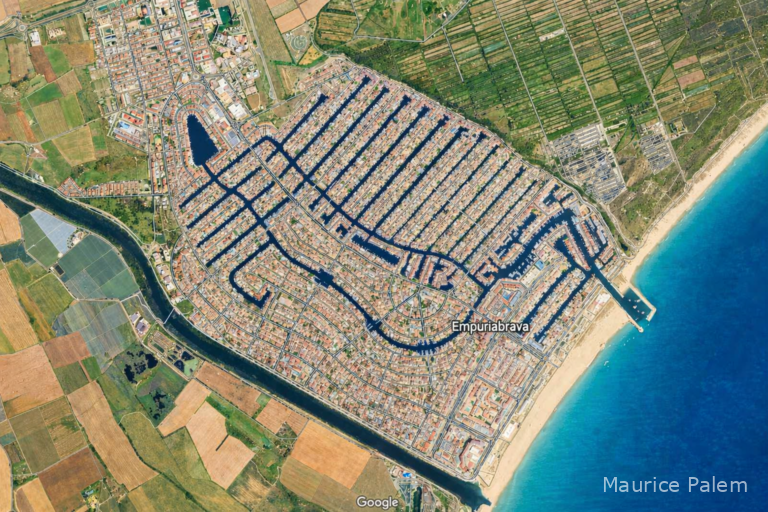 Vue satellite d’Empuriabrava montrant les canaux, la plage et la baie de Roses
