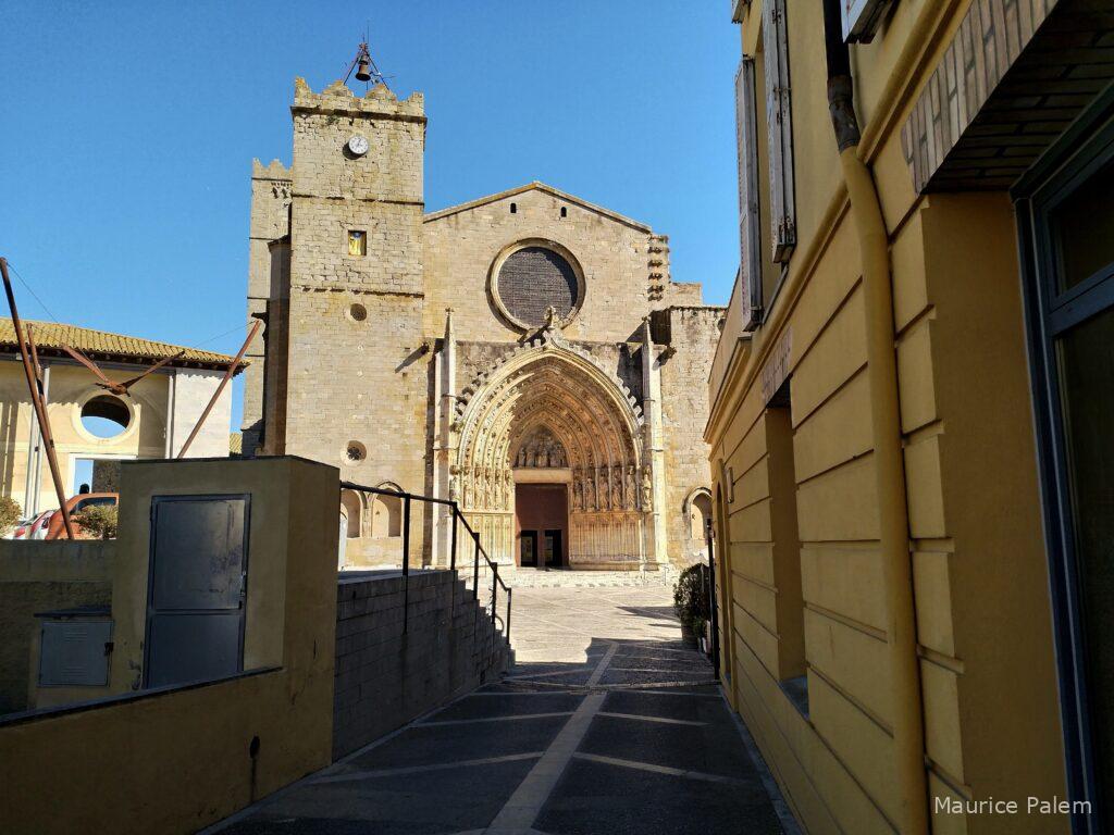 depuis la rue, nous voyons sur un promontoire le parvis et la basilique Santa Maria à Castello d'Empuries