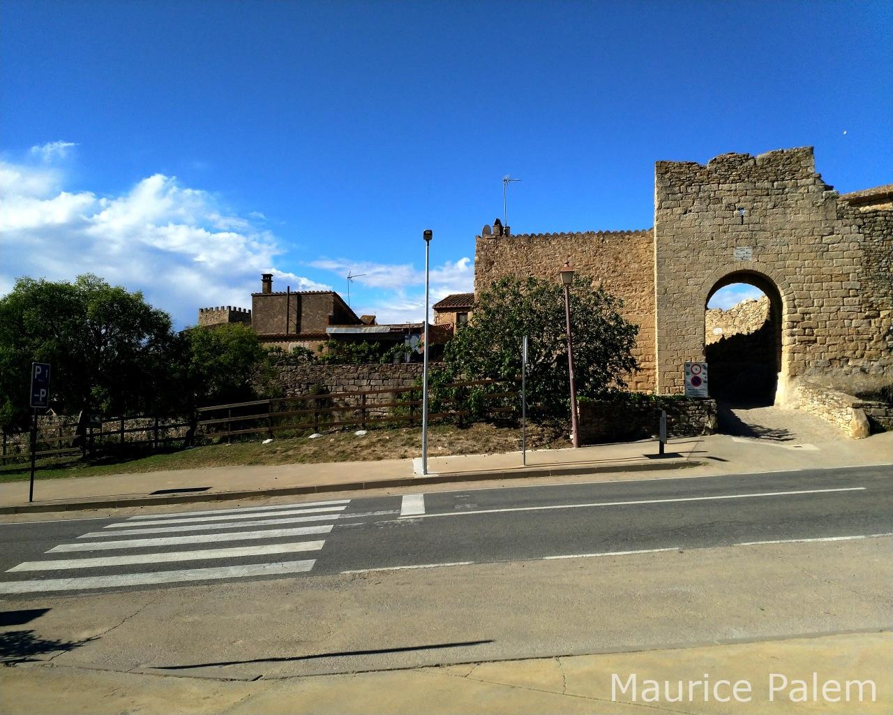 Peratallada : sur cette photo nous voyons la route, la fausse surmonté d'un pont dans l'axe du porche d'entrée de Peratallada