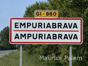 Illustration montrant les deux orthographes Empuriabrava et Ampuriabrava, comme exemple de double signalétique possible.