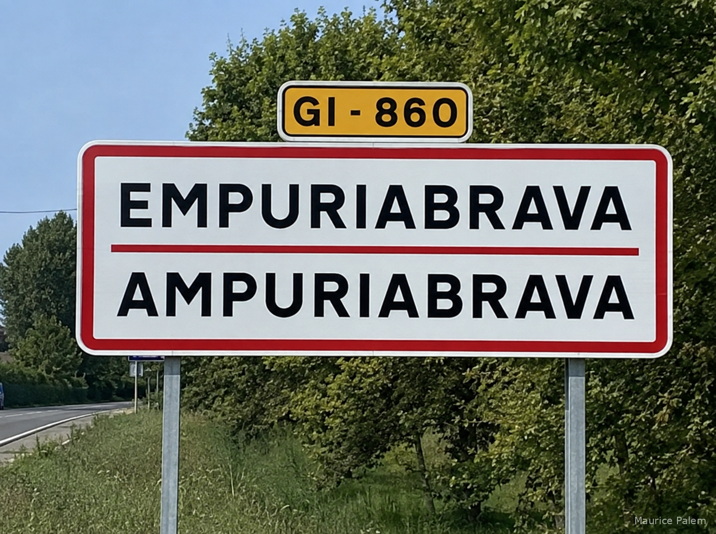 Illustration montrant les deux orthographes Empuriabrava et Ampuriabrava, comme exemple de double signalétique possible.