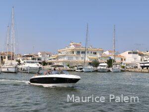 Maison rénovée à Empuriabrava au bord d'un canal, avec façade blanche et architecture méditerranéenne.