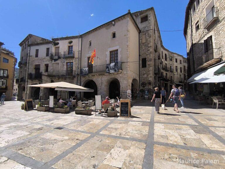 Terrasses du centre de Castelló d’Empúries, à proximité de la mairie et au pied de la basilique